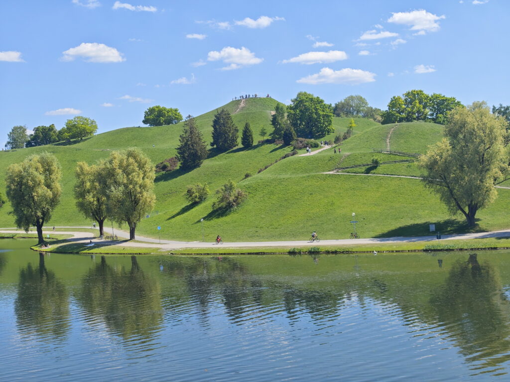 Blick auf den Olympiaberg - auf dem Gipfel siehst du die Leute stehen